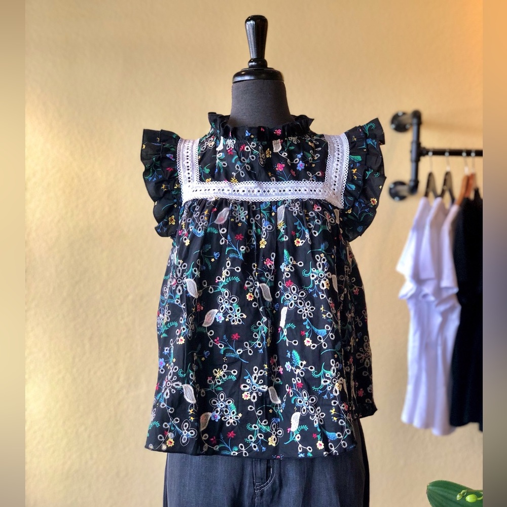 Embroidery Blouse with Laces M